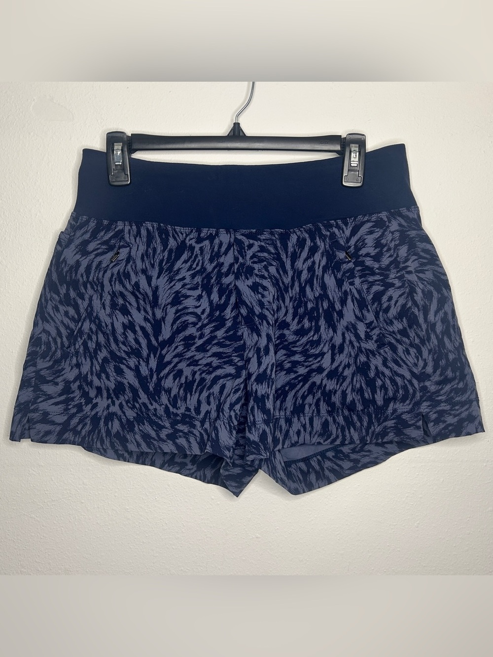 Athleta Size 8 Navy & Periwinkle Animal Print High-Rise Athletic Shorts